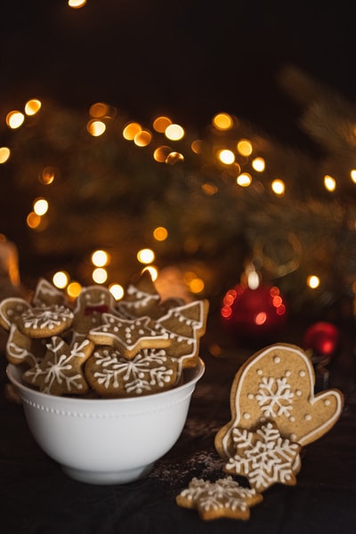 圣诞树旁碗里的饼干